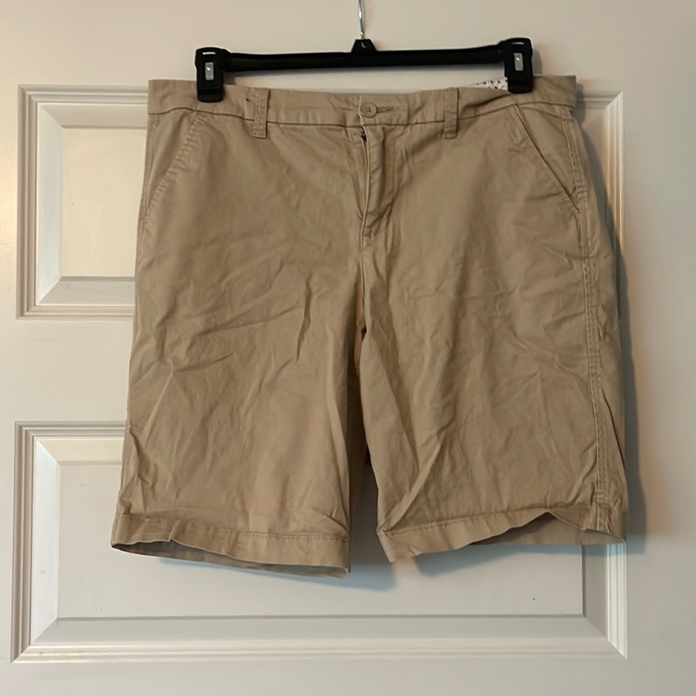 Kaki shorts go with any color